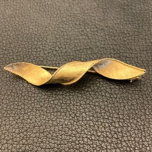 Vintage Art C. gold tone ribbon pin